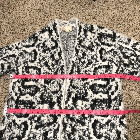 Band of Gypsies Cardigan Sweater Duster Size Medium White Black Reptile Eyelash - Picture 8 of 10